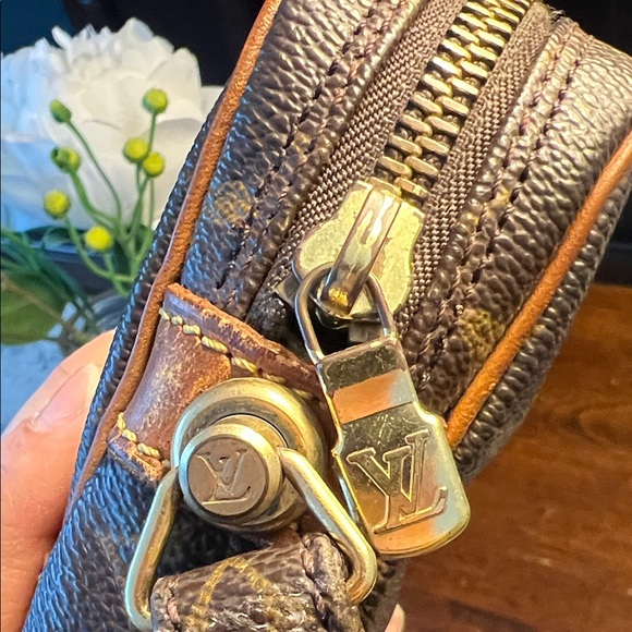 Authentic Vintage Louis Vuitton Brown and Tan Monogram Clutch/Bag - Picture 17 of 17